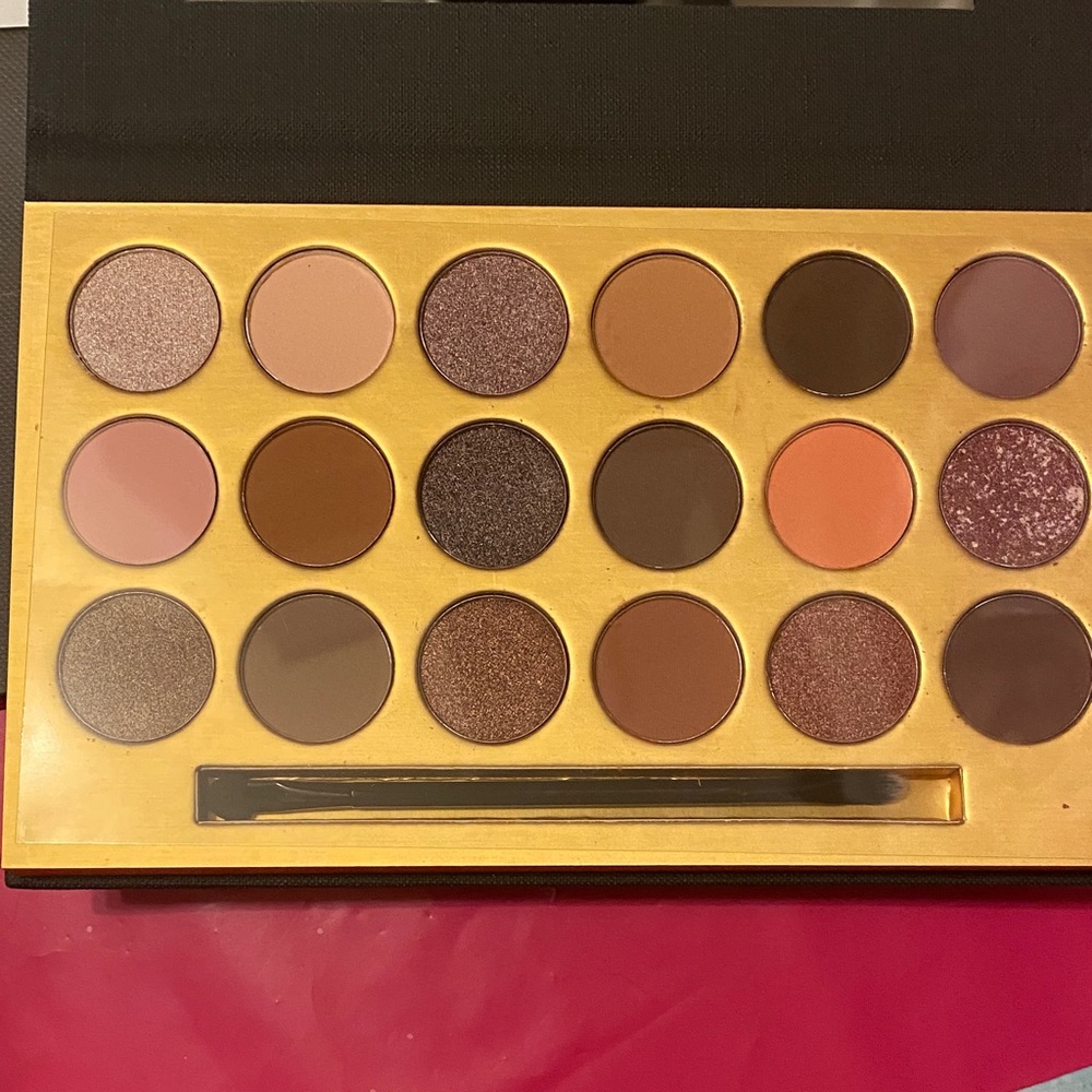 18-Color Eyeshadow Palette